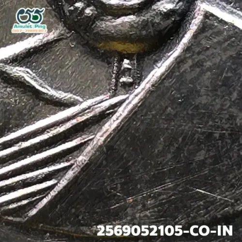 100 倍放大 — 龙婆登铜牌 模 寿诞版 银质 考班代伊寺 佛丕府 佛历 2513