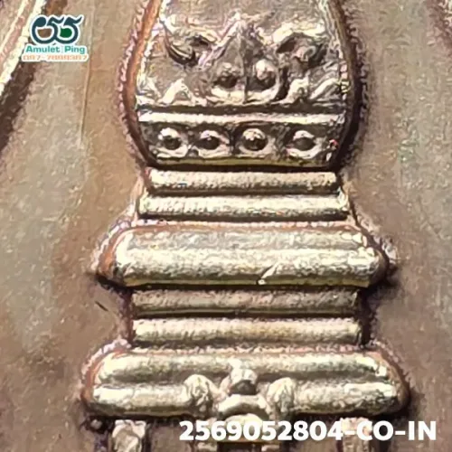 100 倍放大 — 帕塔帕农佛塔铜牌 模 八角形 鎏金 帕塔帕农寺 那空帕农府 佛历 2518