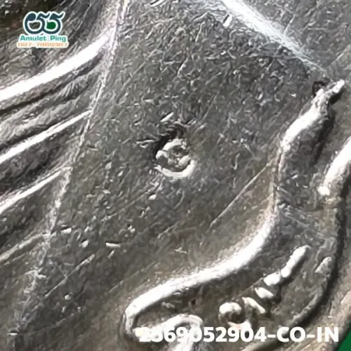100 倍放大 — 龍婆添銅牌 模 焊環 銀質 瓦拉韓萊寺 羅勇府 佛曆 2518