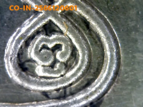 100 倍放大 — 古巴洗威猜铜牌 饭团形 银质 占玛黛维寺 南奔府 佛历 2482