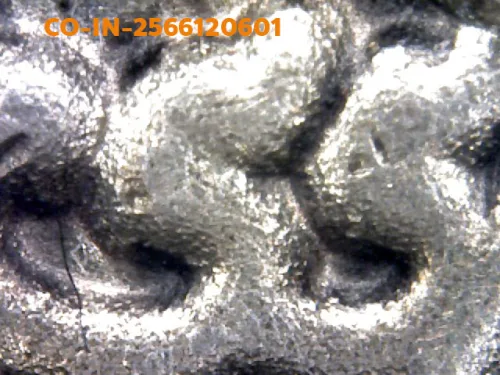 1000 倍放大 — 古巴洗威猜铜牌 饭团形 银质 占玛黛维寺 南奔府 佛历 2482