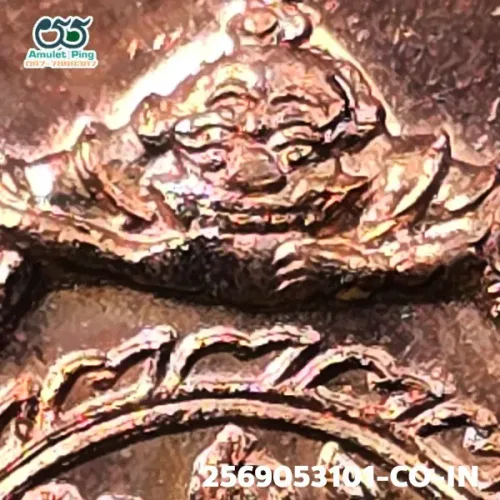 100 倍放大 — 泽度金铜牌 必打模 铜质 普泰沙旺寺 洛坤府 佛历 2530