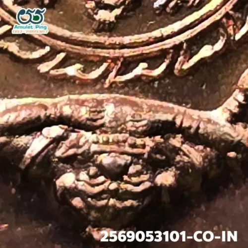 100 倍放大 — 泽度金铜牌 必打模 铜质 普泰沙旺寺 洛坤府 佛历 2530