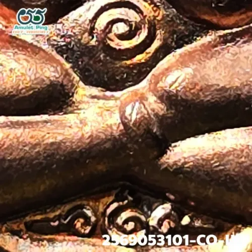100 倍放大 — 泽度金铜牌 必打模 铜质 普泰沙旺寺 洛坤府 佛历 2530