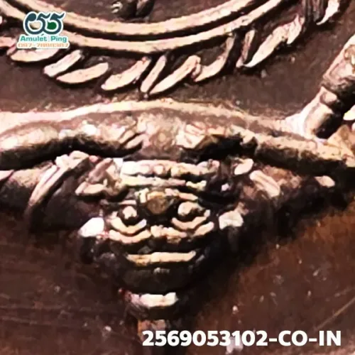 100 倍放大 — 澤度金銅牌 必打模 銅質 普泰沙旺寺 洛坤府 佛曆 2530