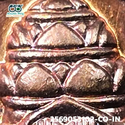 100 倍放大 — 澤度金銅牌 必打模 銅質 普泰沙旺寺 洛坤府 佛曆 2530