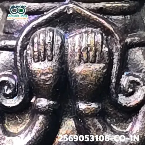 100 倍放大 — 澤度金銅牌 必打模 燻黑 普泰沙旺寺 洛坤府 佛曆 2530