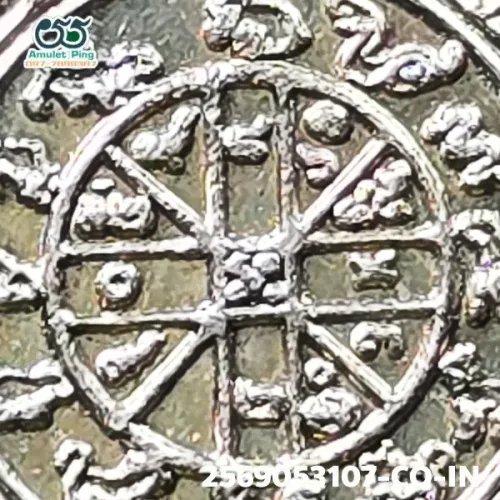 100 倍放大 — 澤度金銅牌 必打模 銀質 普泰沙旺寺 洛坤府 佛曆 2530