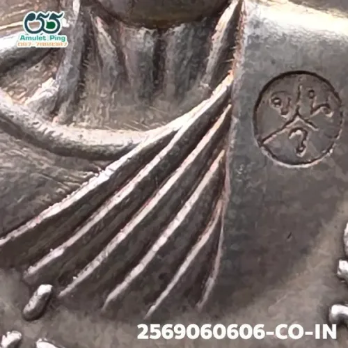 100 倍放大 — 龙婆坤铜牌 乍伦蓬 上 银质 瓦班莱寺 呵叻府 佛历 2536
