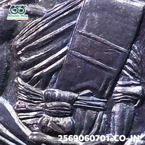 100 倍放大 — 龙婆坤铜牌 修功德 熏黑 瓦班莱寺 呵叻府 佛历 2519