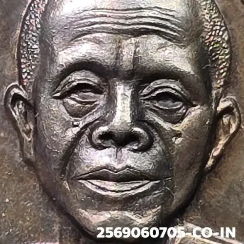 100 倍放大 — 龍婆坤銅牌 P R Th 鋼印 銅質 瓦班萊寺 呵叻府 佛曆 2517