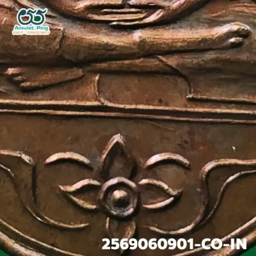 100 倍放大 — 龍婆依銅牌 首期 銅質 梭桃邑寺 春武里府 佛曆 2473