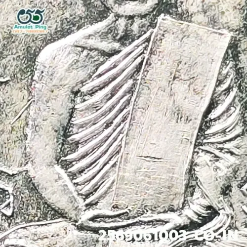 100 倍放大 — 龙婆拉铜牌 首期唯一肖像牌 银质 瓦坡西寺 信武里府 佛历 2473