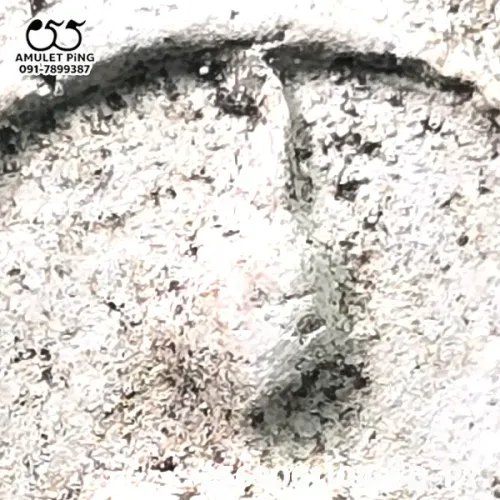 100 倍放大 — 崇迪阿贊多佛牌 大模 主佛 多灰 貝殼灰粉 瓦拉康寺 曼谷 佛曆 2414