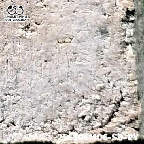 100 倍放大 — 崇迪阿赞多佛牌 大模 主佛 多灰 贝壳灰粉 瓦拉康寺 曼谷 佛历 2414