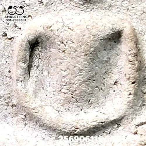 100 倍放大 — 崇迪阿赞多佛牌 大模 主佛 多灰 贝壳灰粉 瓦拉康寺 曼谷 佛历 2414