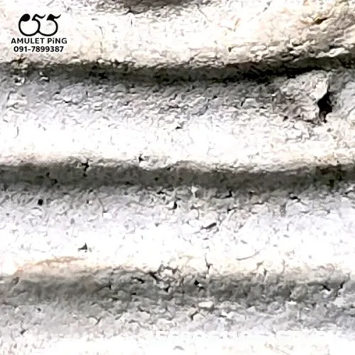 100 倍放大 — 崇迪阿赞多佛牌 大模 主佛 多灰 贝壳灰粉 瓦拉康寺 曼谷 佛历 2414