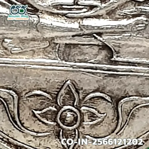 100 倍放大 — 龙婆依铜牌 首期 银质 梭桃邑寺 春武里府 佛历 2473