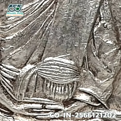 100 倍放大 — 龙婆依铜牌 首期 银质 梭桃邑寺 春武里府 佛历 2473