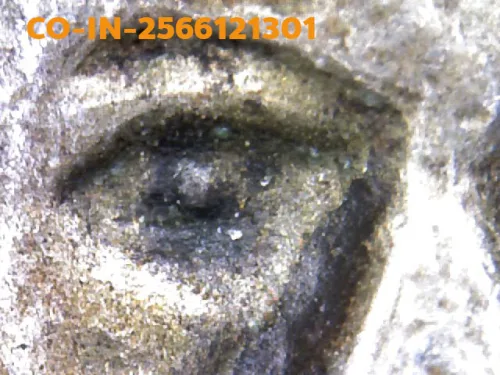 1000 倍放大 — 龍婆貴銅牌 首期 黃銅（Thong Fa Bat） 科西達蘭寺 猜納府 佛曆 2504