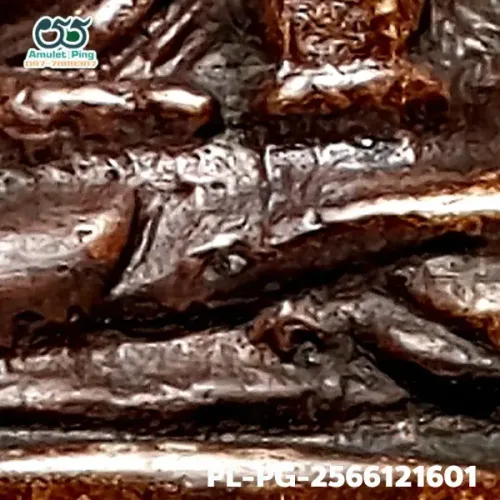 100 倍放大 — 龙婆银佛牌 Niyom 四衣摆 因陀罗眼 合金 瓦邦干寺 披集府 佛历 2462