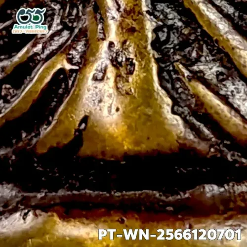 100 倍放大 — 龙婆银佛牌 基打 四衣摆 合金 瓦邦干寺 披集府 佛历 2462