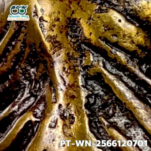 100 倍放大 — 龙婆银佛牌 基打 四衣摆 合金 瓦邦干寺 披集府 佛历 2462