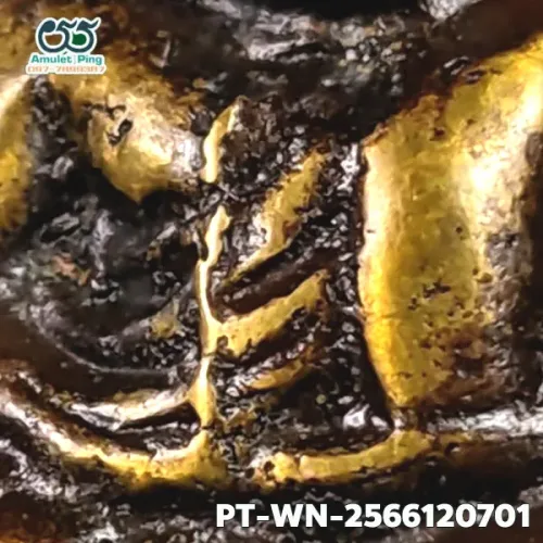 100 倍放大 — 龙婆银佛牌 基打 四衣摆 合金 瓦邦干寺 披集府 佛历 2462