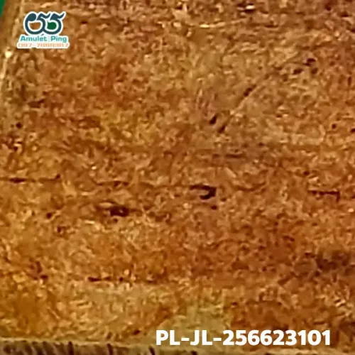 100 倍放大 — 龙婆银铜牌 小锄形 直腿 古法浇铸 合金 瓦邦干寺 披集府 佛历 2462