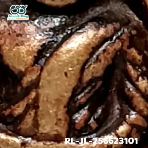 100 倍放大 — 龙婆银铜牌 小锄形 直腿 古法浇铸 合金 瓦邦干寺 披集府 佛历 2462