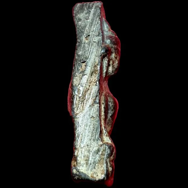 Phra Mahathera Piyathassi amulet, young face, Clay, Wat Phra Si Rattana Mahathat, Suphan Buri, BE — back, angled right
