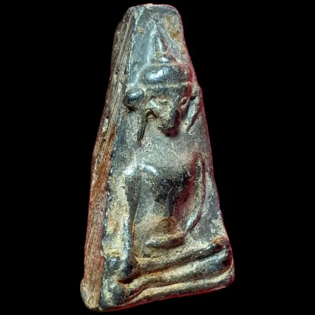 Phra Mahathera Piyathassi amulet, young face, Clay, Wat Phra Si Rattana Mahathat, Suphan Buri, BE — front, angled right