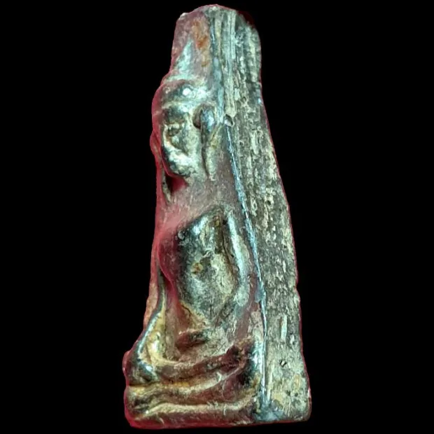 Phra Mahathera Piyathassi amulet, young face, Clay, Wat Phra Si Rattana Mahathat, Suphan Buri, BE — front, angled left
