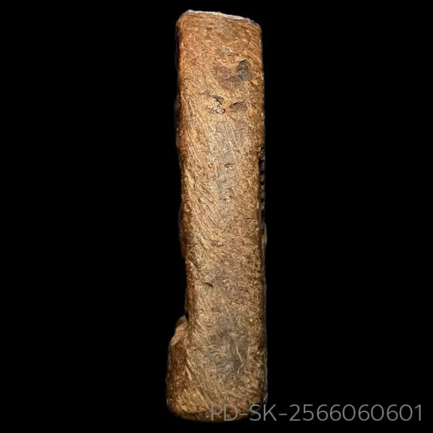 素可泰立泰王佛牌 大模 有卡诺纹 烧制泥料 甘烹碧 甘烹碧府 佛历 1900 — 背面左侧