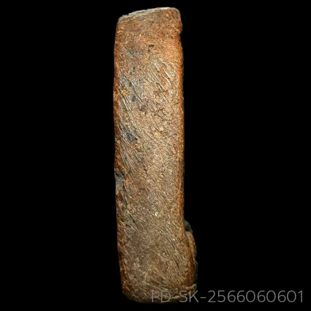 素可泰立泰王佛牌 大模 有卡诺纹 烧制泥料 甘烹碧 甘烹碧府 佛历 1900 — 背面右侧