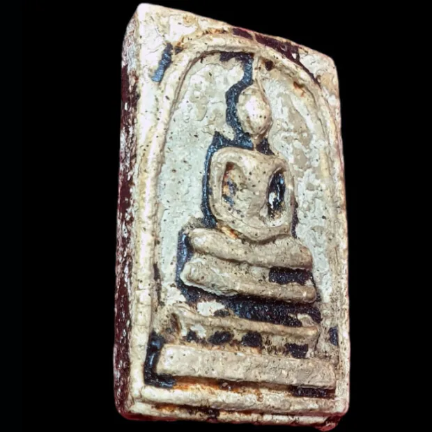 崇迪阿赞多佛牌 大模 顶髻穿拱 圣粉 瓦拉康寺 曼谷 佛历 2414 — 正面左侧
