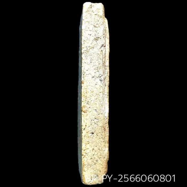 Somdej Toh amulet, Yai (large) Ket Talu Sum (topknot through the arch) patina, Lime-rich powder — left edge