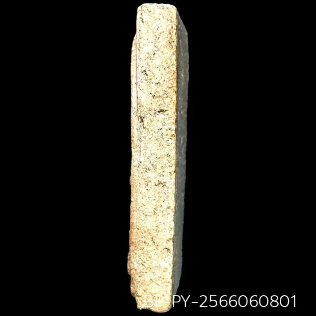 Somdej Toh amulet, Yai (large) Ket Talu Sum (topknot through the arch) patina, Lime-rich powder — right edge