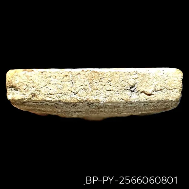 Somdej Toh amulet, Yai (large) Ket Talu Sum (topknot through the arch) patina, Lime-rich powder — top