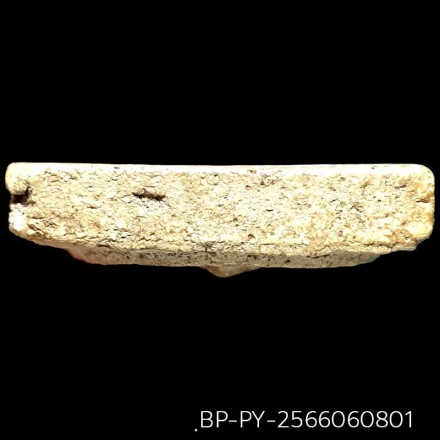 Somdej Toh amulet, Yai (large) Ket Talu Sum (topknot through the arch) patina, Lime-rich powder — bottom