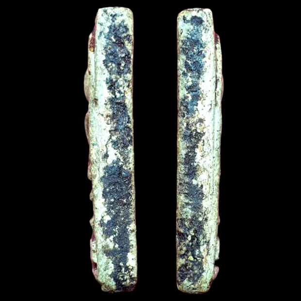 Somdej Toh amulet, Yai (large) Ket Talu Sum (topknot through the arch), Sacred powder (Phong), Wat — base